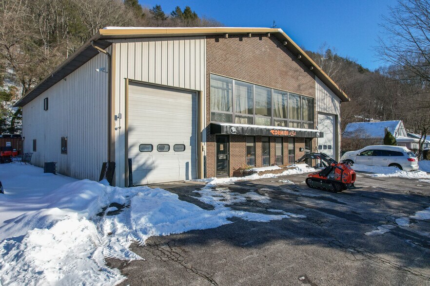 More Photos Of 292 Roosevelt Dr, Seymour Garden Center For Lease