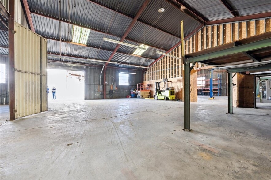More Photos Of 8428 San Fernando Rd, Sun Valley Warehouse For Lease