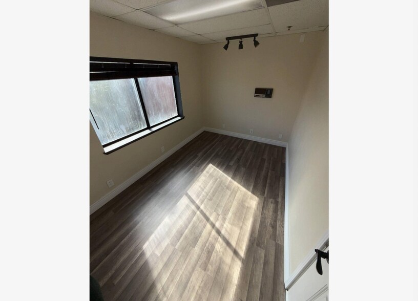 More Photos Of 4820-4834 Bissell Ave, Richmond Flex For Lease