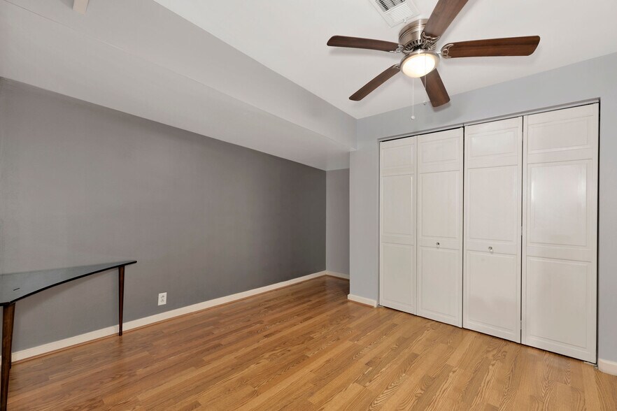 More Photos Of 7648 Broadview Dr, Houston Apartments For Sale