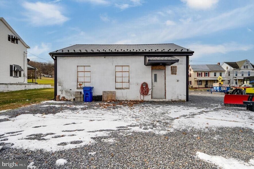 More Photos Of 519 Main St, Blandon Flex For Sale