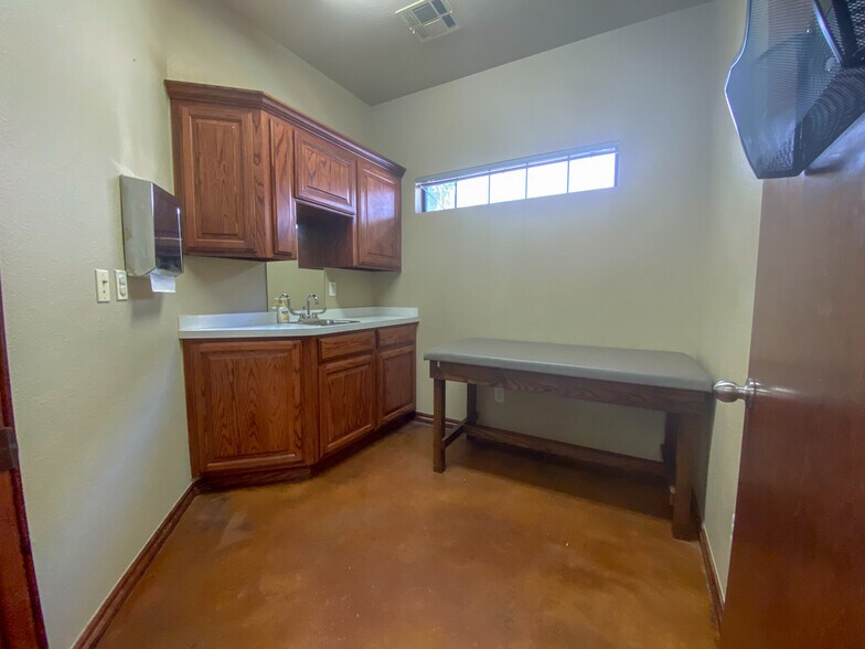 More Photos Of 2400 Palmer Cir, Norman Medical For Lease