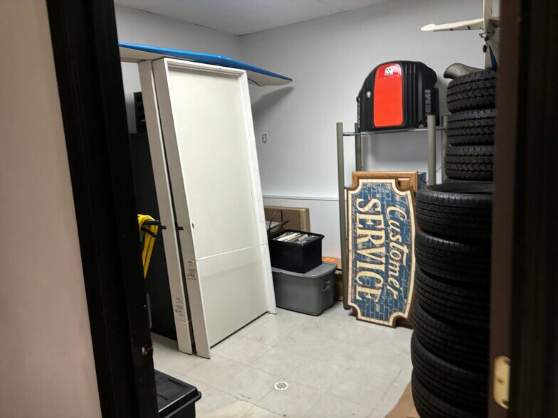 More Photos Of 13401 E 8 Mile Rd, Warren Showroom For Lease