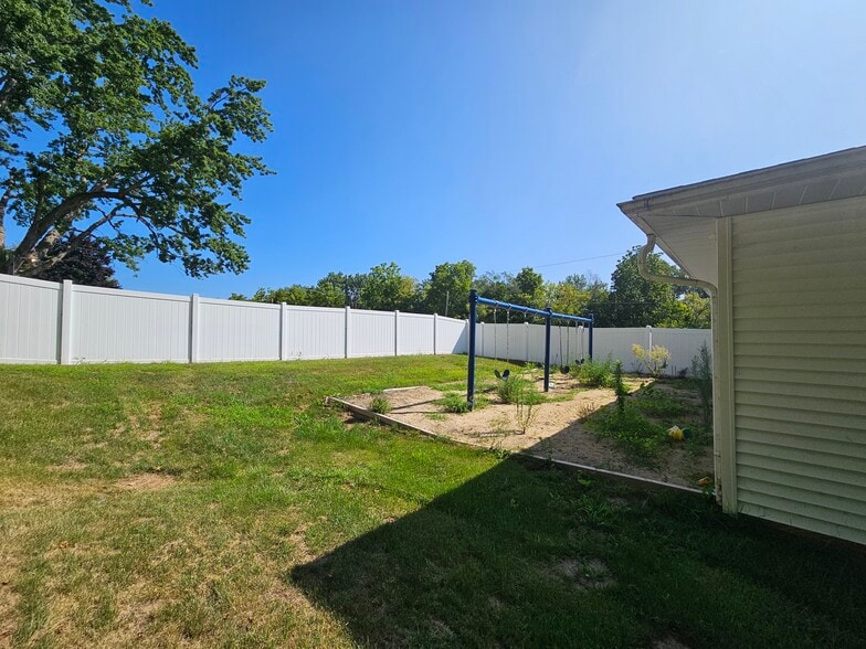 More Photos Of 3949 N River Rd, Freeland Office For Sale