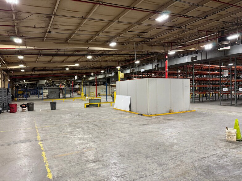 More Photos Of 801 S Main St, Dumas Manufacturing For Sale