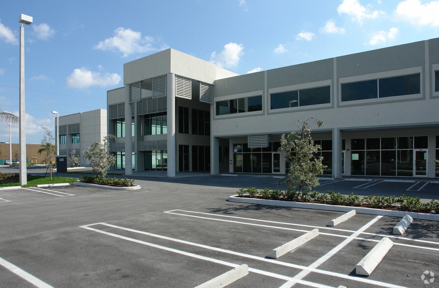 More Photos Of 13914-14024 SW 8th St, Miami Storefront Retail Office For Lease