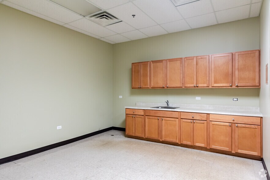 More Photos Of 5320-5340 Grand Ave, Gurnee General Retail For Sale