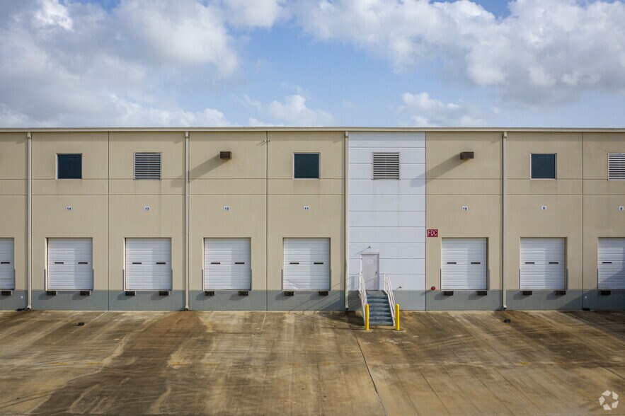 More Photos Of 4300 Malone Dr, Pasadena Warehouse For Lease