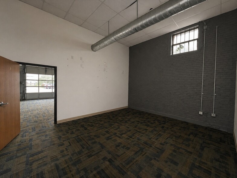 More Photos Of 921 E Douglas Ave, Wichita Auto Repair For Lease