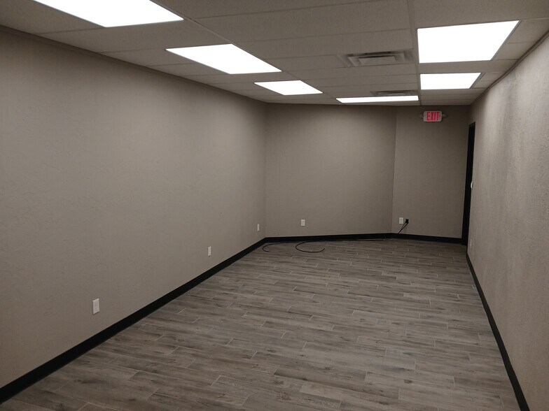 More Photos Of 4229 Royal Ave, Oklahoma City Flex For Lease