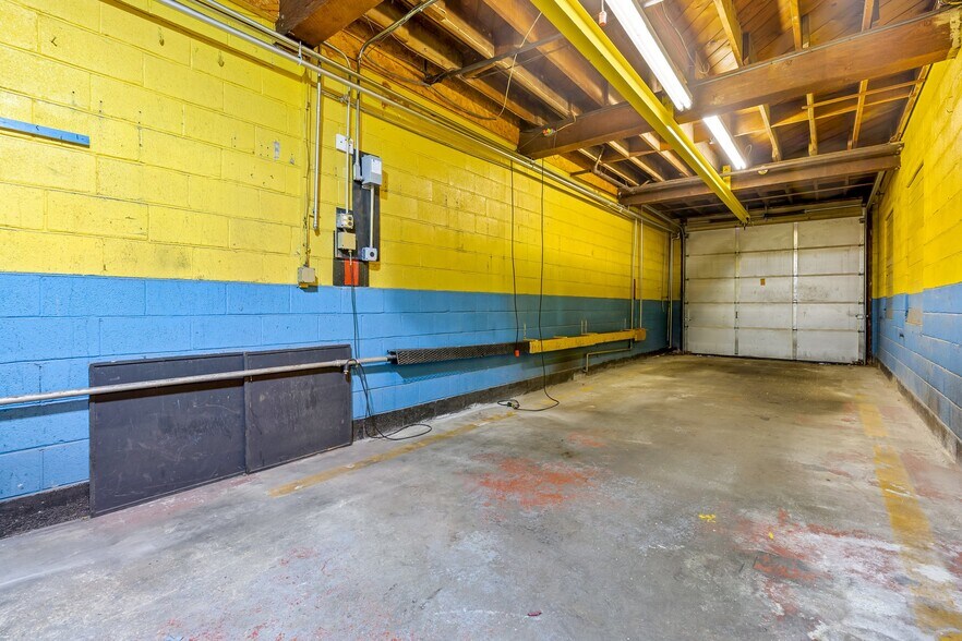 More Photos Of 28 Collins St, Seabrook Flex For Sale