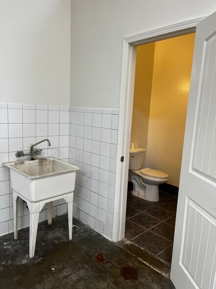 More Photos Of 1420 W Rosecrans Ave, Gardena Service For Lease