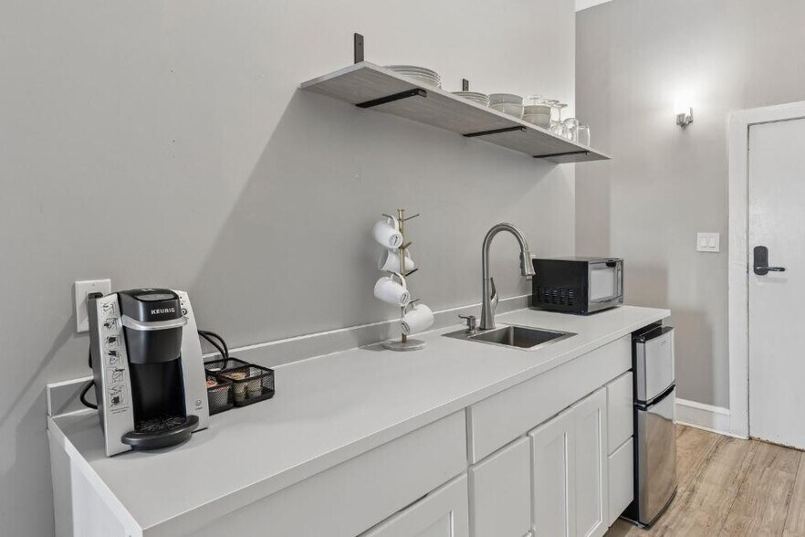 More Photos Of 1611 S Broad St, Philadelphia Specialty For Sale