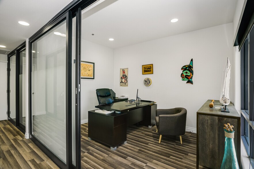 More Photos Of 928-950 Hornblend St, San Diego Office For Sale