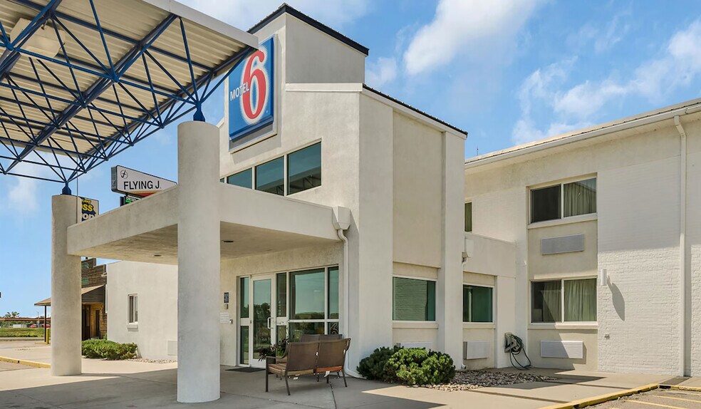 More Photos Of 111 Circle Rd, Big Springs Hotel For Sale