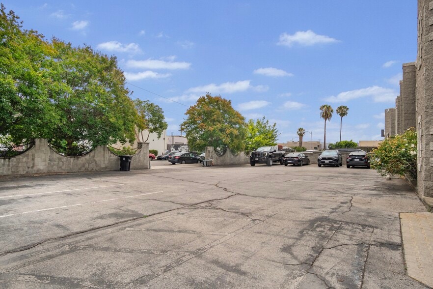 More Photos Of 3099 N Lima St, Burbank Flex For Lease
