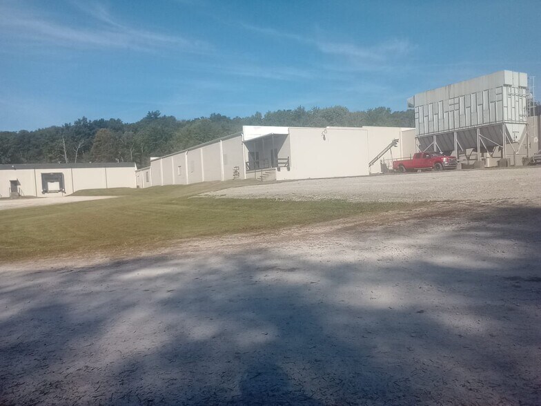 More Photos Of 213 W 1st St, Huntingburg Warehouse For Lease