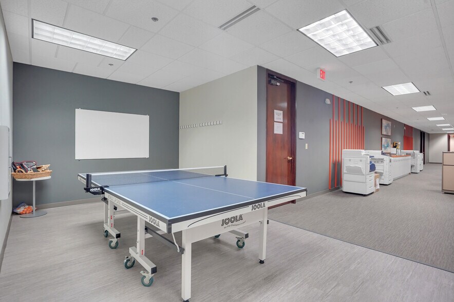 More Photos Of 31700 Middlebelt Rd, Farmington Hills Office For Lease