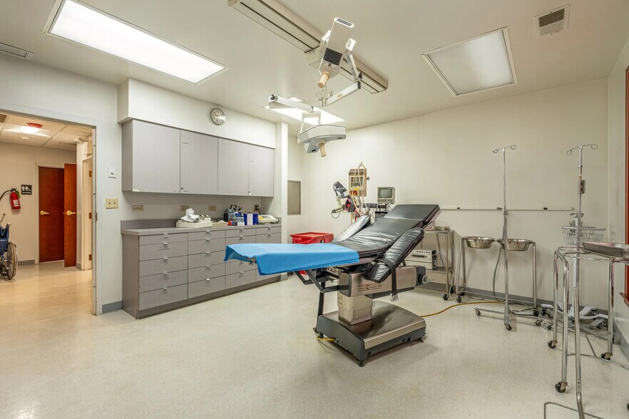 More Photos Of 401 N York St, Elmhurst Medical For Sale