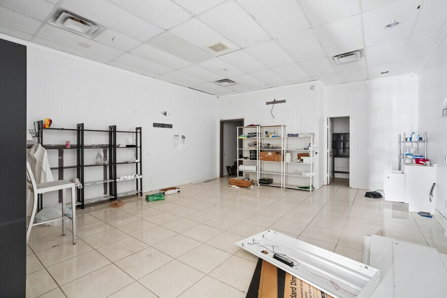 More Photos Of 13630 Veterans Memorial Dr, Houston Storefront Retail Office For Lease
