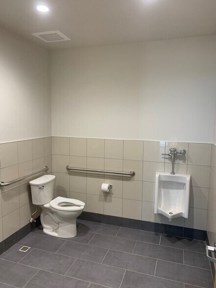 More Photos Of 1741 N Highway 377, Roanoke Showroom For Lease