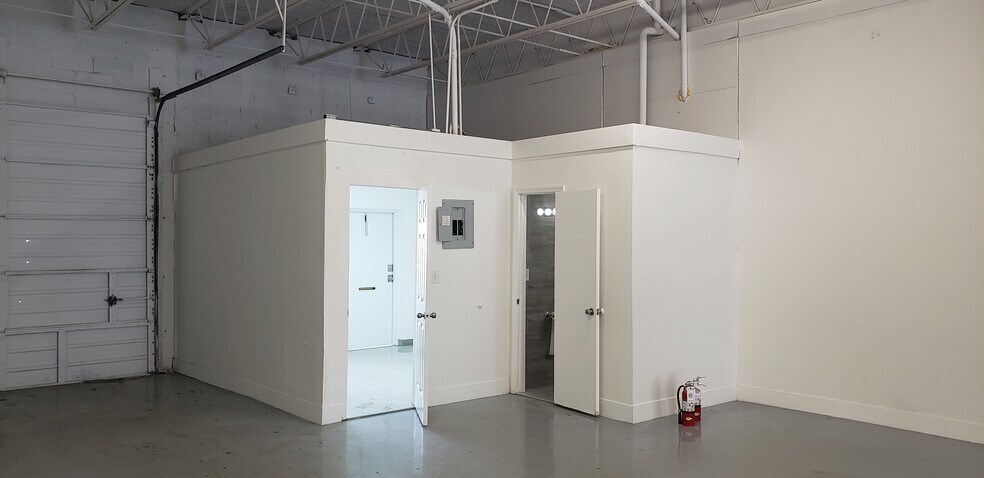 More Photos Of 216 NE 33rd St, Oakland Park Warehouse For Lease