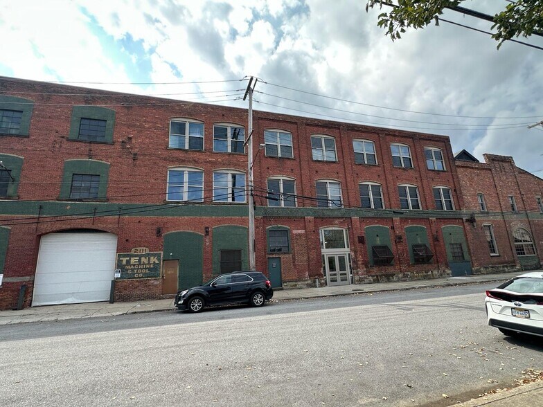 More Photos Of 2111 Center St, Cleveland Storefront Retail Office For Lease