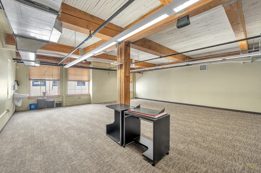 More Photos Of 75 NW Couch St, Portland Medical For Lease