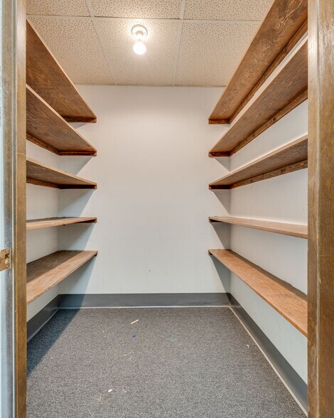 More Photos Of 311 W Walnut St, Johnson City Office For Sale