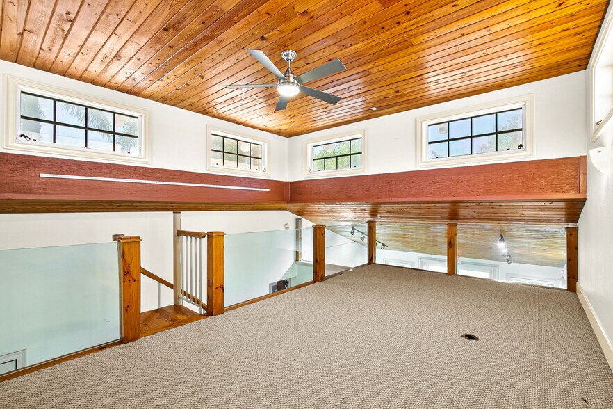 More Photos Of 525 8th St W, Bradenton Office For Sale