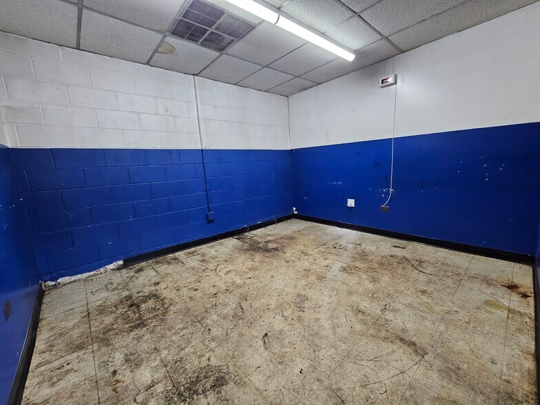 More Photos Of 8080 E Mississippi Ave, Denver Auto Repair For Lease