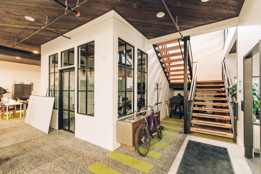More Photos Of 111-115 SE Yamhill St, Portland Warehouse For Lease
