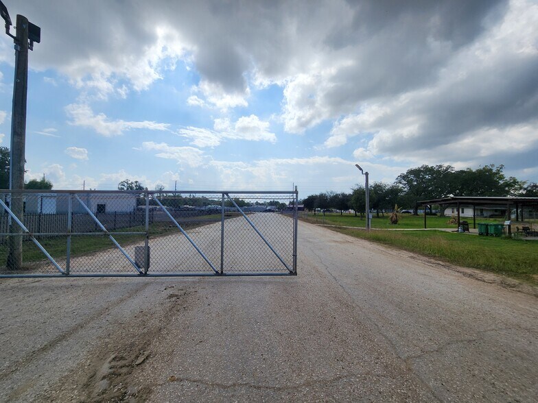 More Photos Of 8627 E Mt Houston Rd, Houston Warehouse For Lease