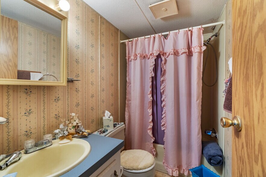 More Photos Of 993 S Hanover St, Pottstown Service For Sale