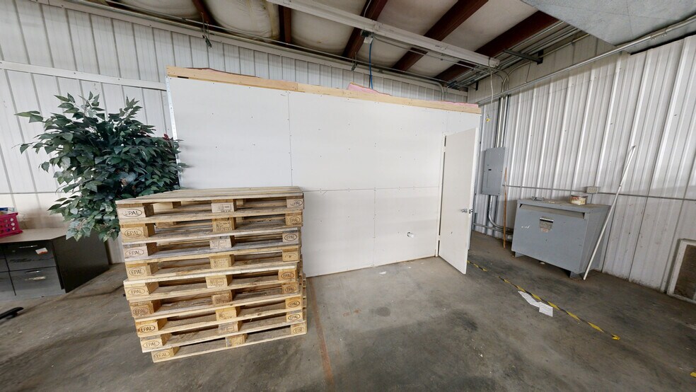 More Photos Of 555 N 13th St, Rogers Warehouse For Lease