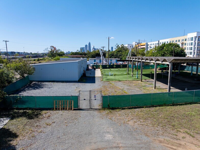 More Photos Of 200-A E 26th St, Charlotte Warehouse For Lease