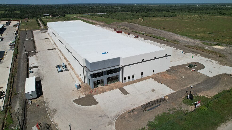 More Photos Of 633 E Lone Star Dr, Mustang Ridge Warehouse For Lease
