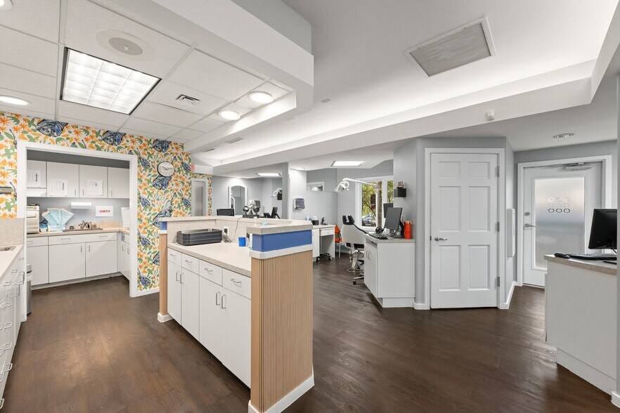 More Photos Of 5718 Balcones Dr, Austin Medical For Sale