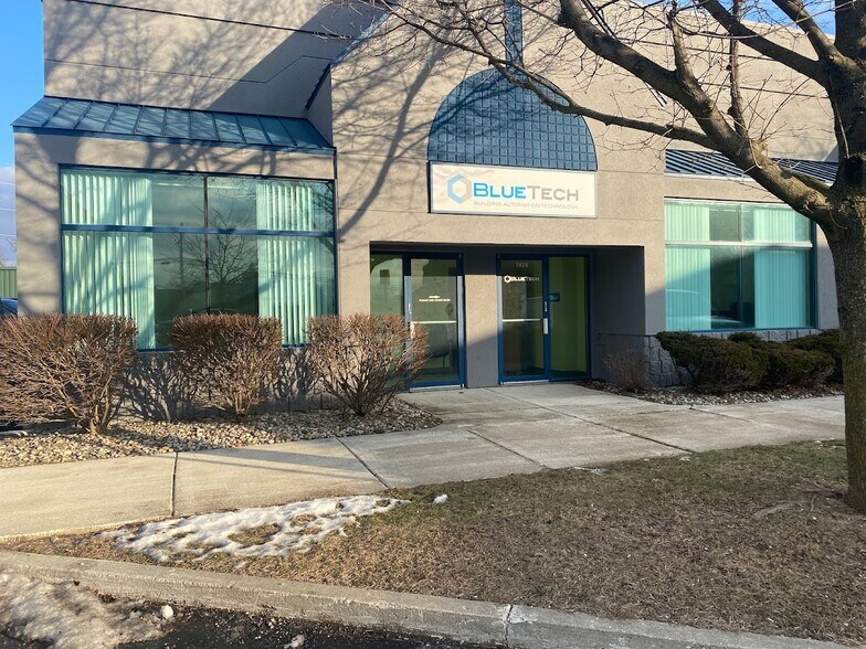 More Photos Of 1936-1962 Star Batt Dr, Rochester Hills Showroom For Lease