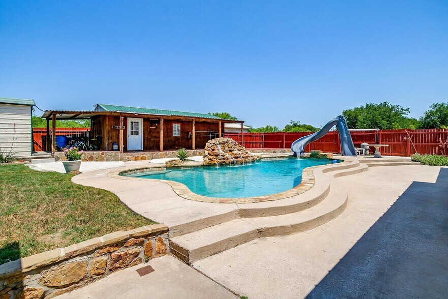 More Photos Of 6212 FM 933, Blum Warehouse For Sale