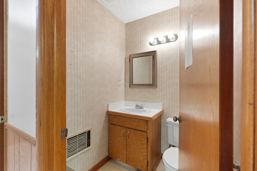 More Photos Of 327 E Airport Dr, Carthage Medical For Sale