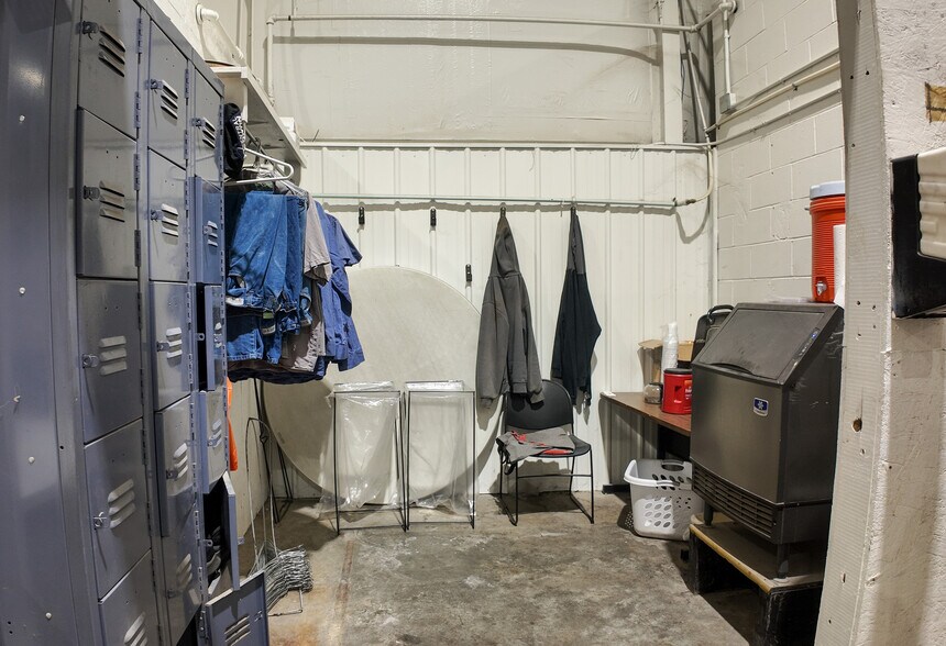 More Photos Of 100 Quality Park Dr, Beresford Manufacturing For Sale