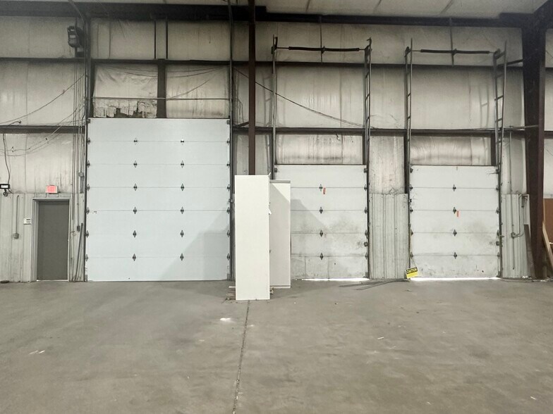 More Photos Of 5571 N Main St, Joplin Showroom For Sale