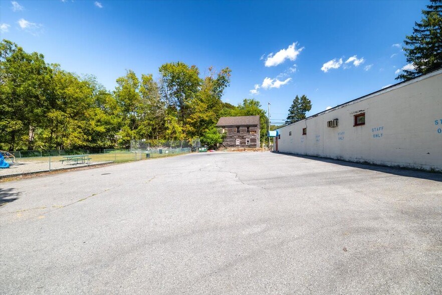 More Photos Of 2241 Ridge Rd, Bangor Flex For Sale