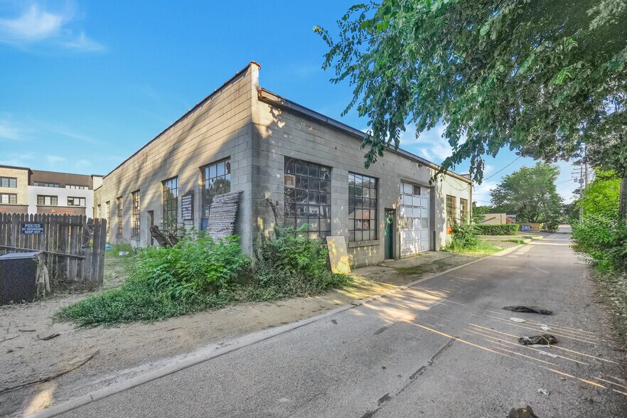 More Photos Of 655 N Washington St, Naperville Service For Sale