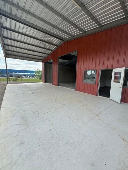 More Photos Of 4235 FM 78, McQueeney Flex For Lease
