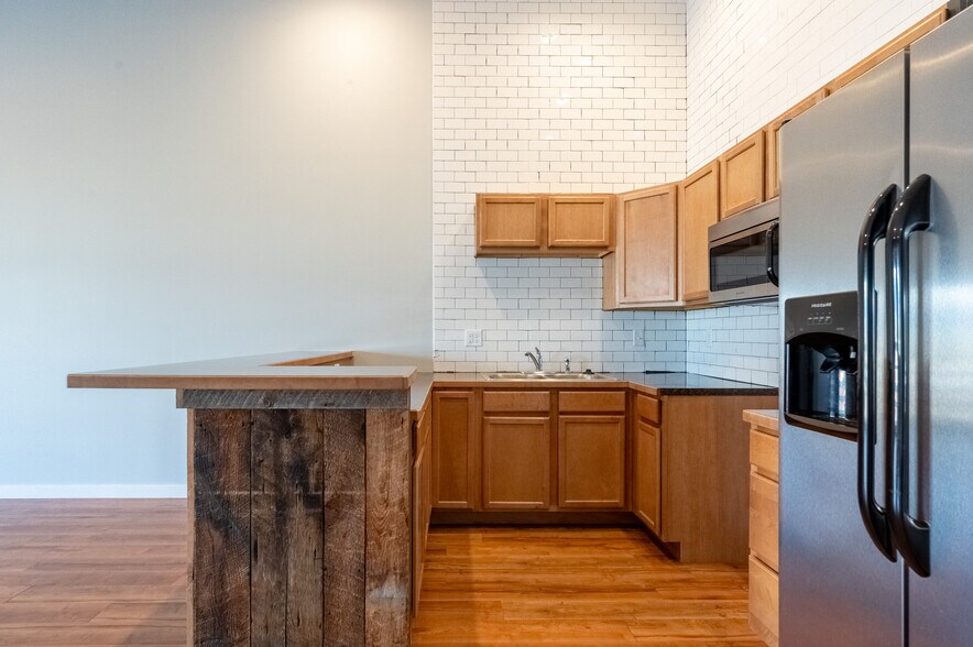 More Photos Of 211 Jetway Dr, Belgrade Flex For Sale