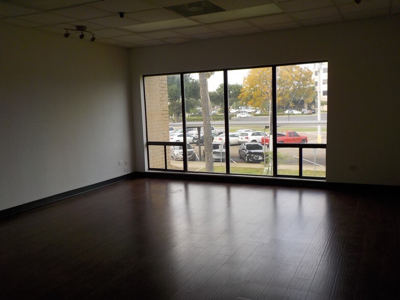 More Photos Of 3700 N 10th St, McAllen Office For Lease