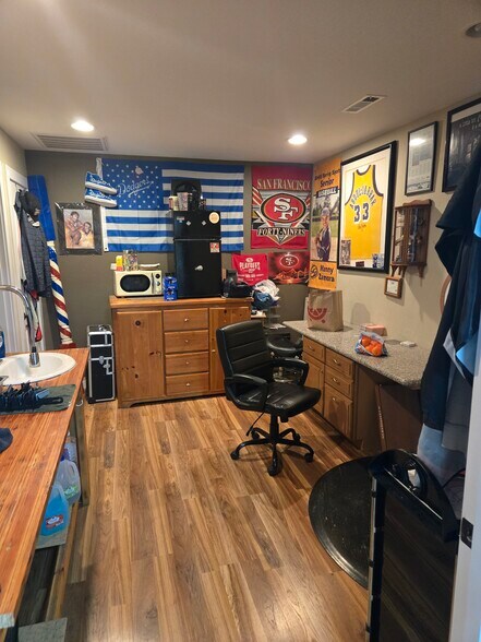 More Photos Of 616 Hemlock St, Brookings Office For Sale