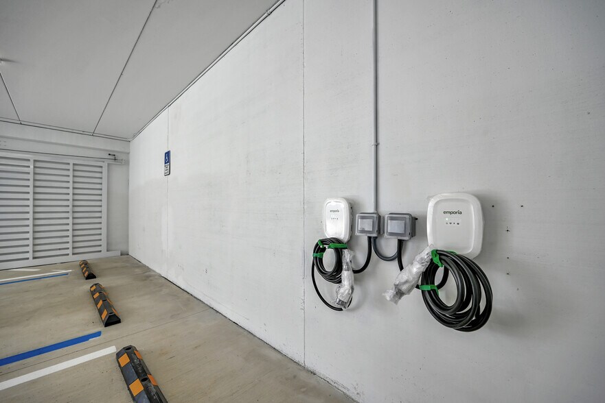 More Photos Of 221 NE 67th St, Miami Warehouse For Sale